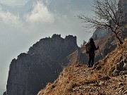 49 Scendendo dal Sentiero delle foppe piuttosto impegnativo anche se segnalato per E